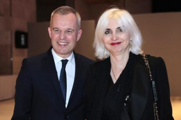 MINSITAR ŽIVEO NA VISOKOJ NOZI, A NI SUPRUGA MU NIJE NIŠTA BOLJA: Podneo je ostavku, ali to nije sve!