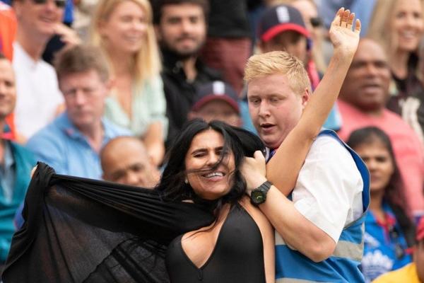 POSLE DEVOJKE I MAJKA POZNATOG JUTJUBERA UPALA NA FINALE: Gospođa pokazala svima obline kad je uletela na teren!