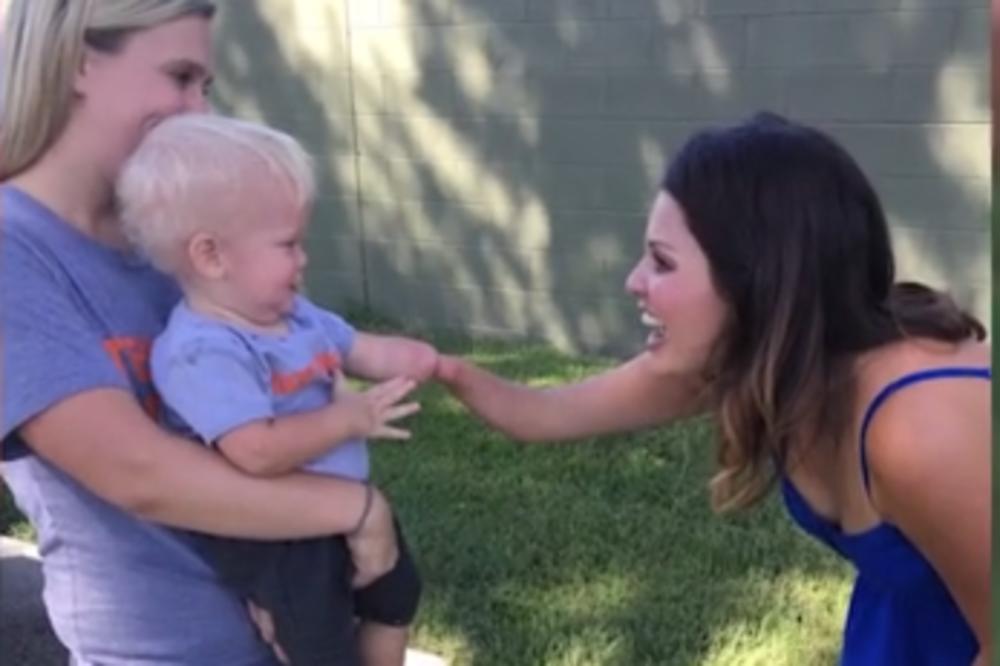 DEČAK (1) NEMA RUKU, A ONDA JE VIDEO ŽENU SA ISTIM PROBLEMOM: Njegova mama snimila je scenu koja je rasplakala svet