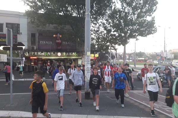 PREDVODI IH TRENER U ZVEZDINOM DRESU: Igrači nemačkog kluba bodre crveno-bele na Marakani!