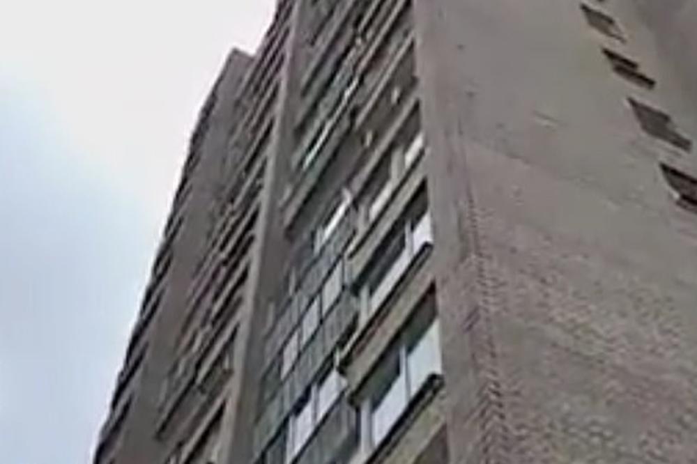 KOMŠIJE PRVO ČULE VRISAK, PA ZATEKLE MRTVO DETE NA ULICI: Devojčica (4) bacila tek rođenu BEBU sa četvrtog sprata!