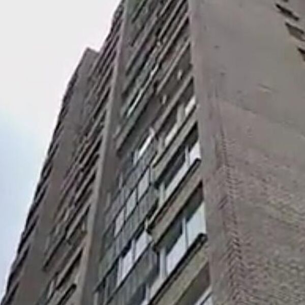 KOMŠIJE PRVO ČULE VRISAK, PA ZATEKLE MRTVO DETE NA ULICI: Devojčica (4) bacila tek rođenu BEBU sa četvrtog sprata!