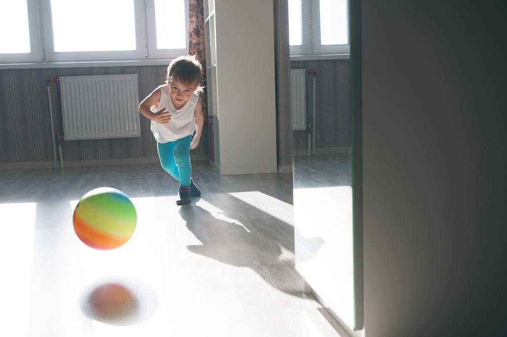 DETE MU TRČALO KROZ STAN, KAŽNJEN S 2.500 DINARA! Muke Beograđanina kome je policija zakucala na vrata