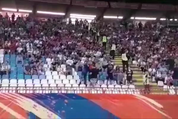 KAD ŠAVIJA ZAVIJA, ALI SA ISTOKA: Legendarni vođa Delija se popeo na ogradu, cela Marakana je zapevala sa njim!