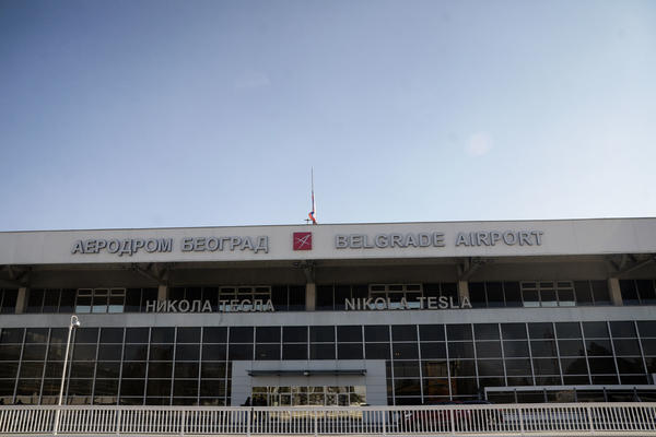 DOJAVA O BOMBI NA AERODROMU NIKOLA TESLA: Niko nije mogao da uđe do 5 ujutru!