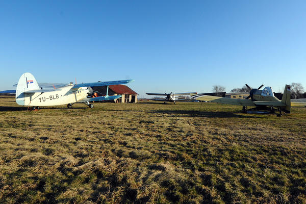PAO AVION KOD ZRENJANINA! Pilot se prednjim delom zabio 2 metra u zemlju!