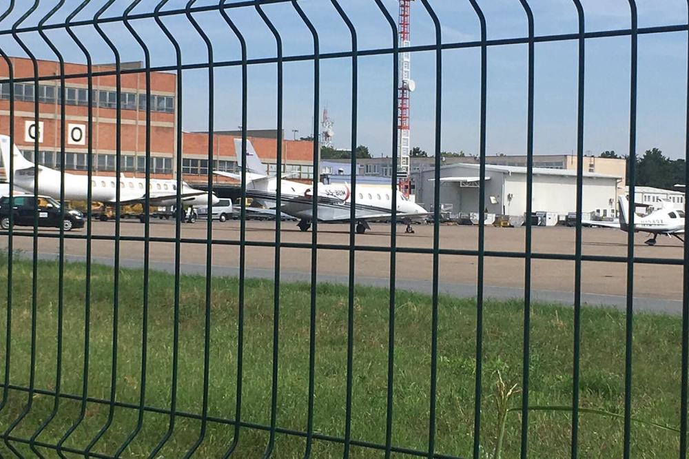 PRETRESA SE AVION U KOM JE DOJAVLJENO DA IMA BOMBE! Evakuisano 130 ljudi, TAMO JE OPSADNO STANJE! (FOTO)