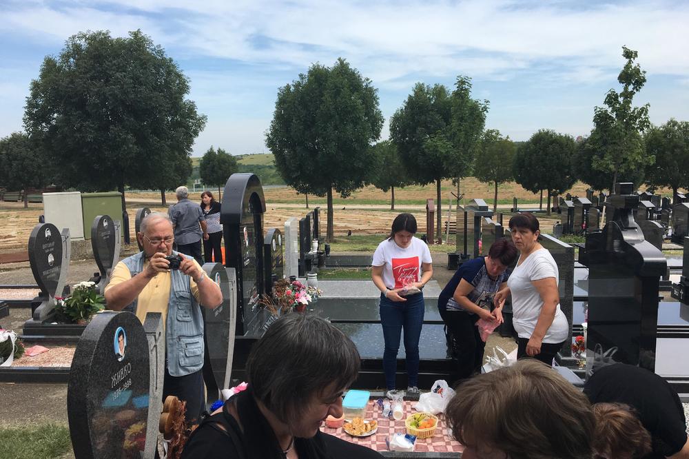 OVU GREŠKU MNOGI PRAVE KADA IZAĐU NA GROBLJE ZA ZADUŠNICE: Nikako ne radite to, veliki je GREH!