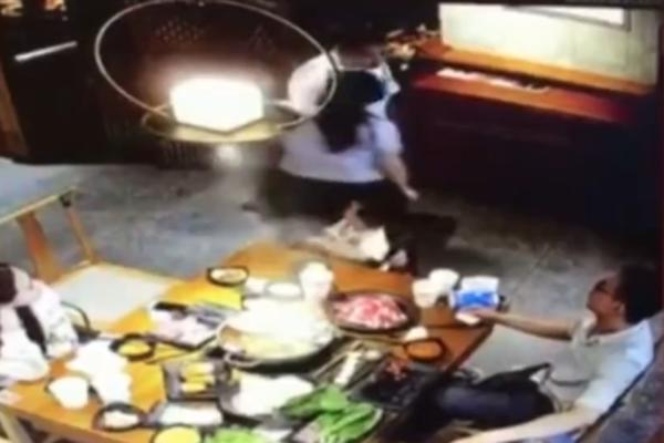 UTRČAO U RESTORAN, PA GOSTE ZAPREPASTIO STRAVIČNOM IZJAVOM: Svi su ZANEMELI kada su videli HOROR SCENU