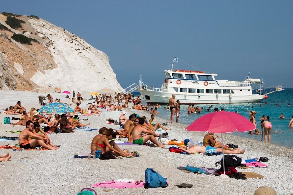 Hrvati poludeli kad su videli TURISTKINJU u ovome na plaži! Zgroženi prizorom, a ona USRED BELA DANA...