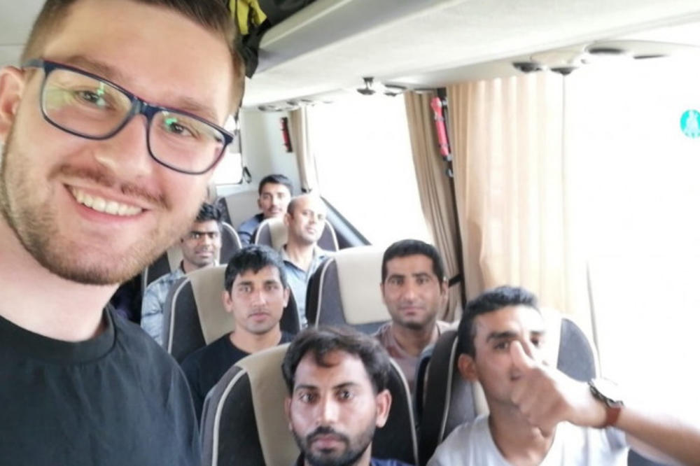 BELI NAPRED, OSTALI NAZAD: Rasistički ispad šofera autobusa, naredio svim migrantima gde smeju da sede (FOTO)