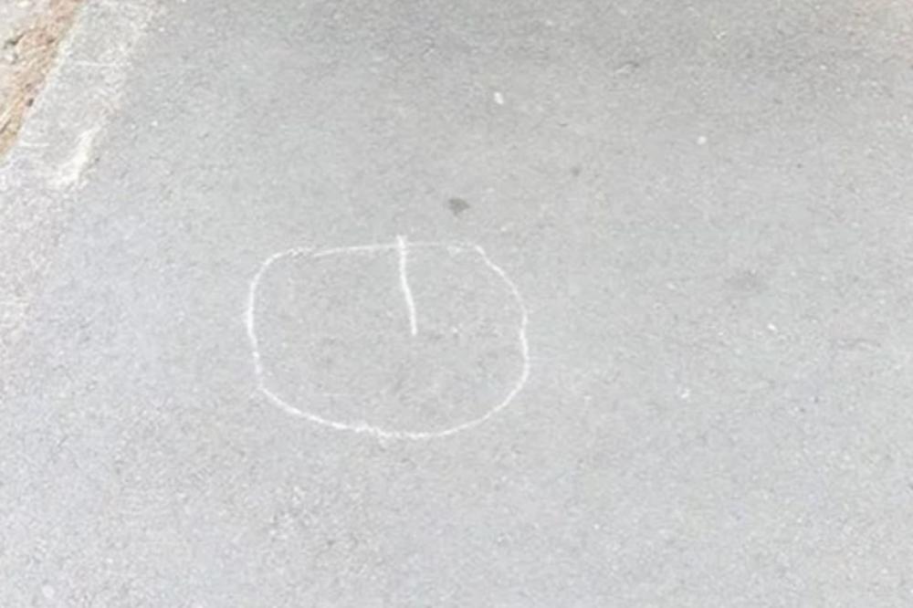 ISPRED KUĆE JE UGLEDAO MISTERIOZAN CRTEŽ: U pitanju je bilo nešto na šta NIKAD ne bi pomislio! (FOTO)