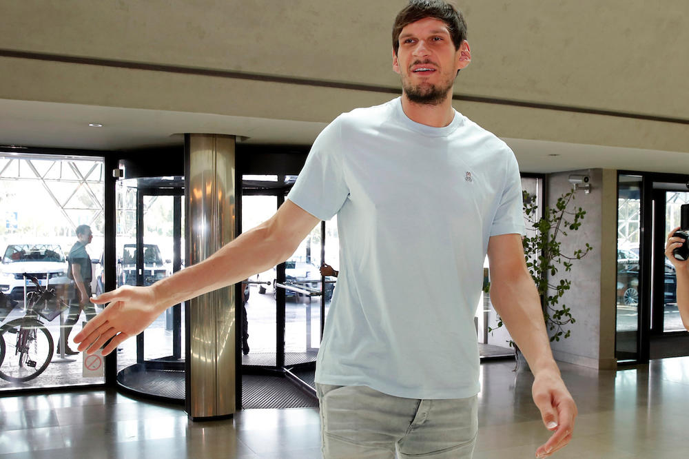 FALE MU SAMO ŠEŠIR I REVOLVER: Pogledajte kako Bobiju stoji dres Dalasa!