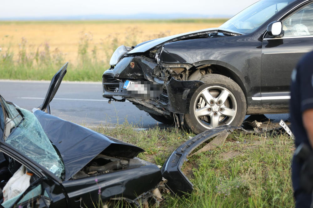 Sudar golfa i porše kajena   