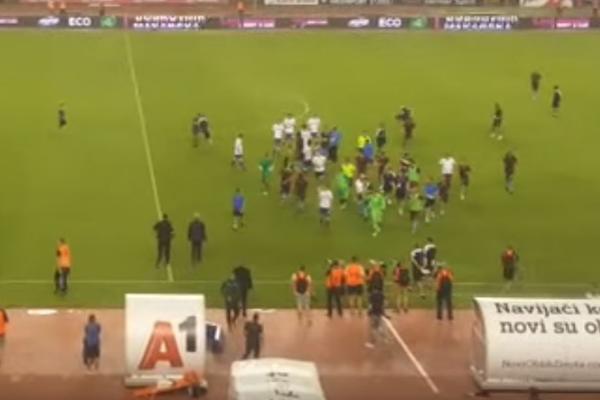 HAOS NA POLJUDU POSLE MALTEŠKE SENZACIJE: Torcida uletela u teren, jurila igrače Hajduka da ih prebije!
