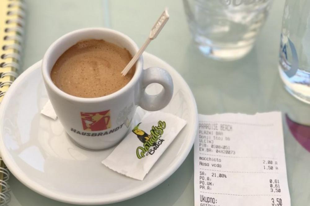 DA LI ZNATE ZAŠTO SE SLUŽI ČAŠA VODE UZ KAFU U KAFIĆIMA? Nije namenjena za PIĆE