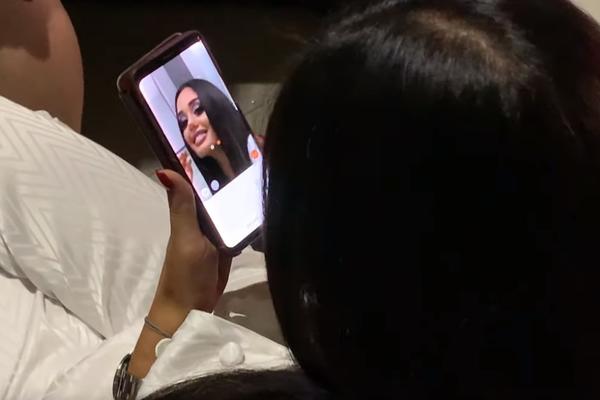 ANA KORAĆ UHVAĆENA KAKO SE FOTOŠOPIRA! Kamera zabeležila kako sebe stanjuje u FOTOŠOPU za Instagram! (VIDEO)