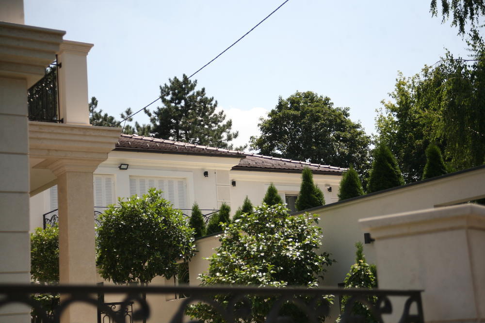 ŽELITE DA ŽIVITE KAO KRALJ NARODNE MUZIKE? Ovaj Šabanov RAJ može da bude vaš za 8.000 EVRA MESEČNO!