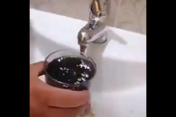 VODA ILI PELINKOVAC? Ono što teče sa slavina u Barandi je KATASTROFA, ljudi ne mogu NI DA SE KUPAJU! (FOTO)