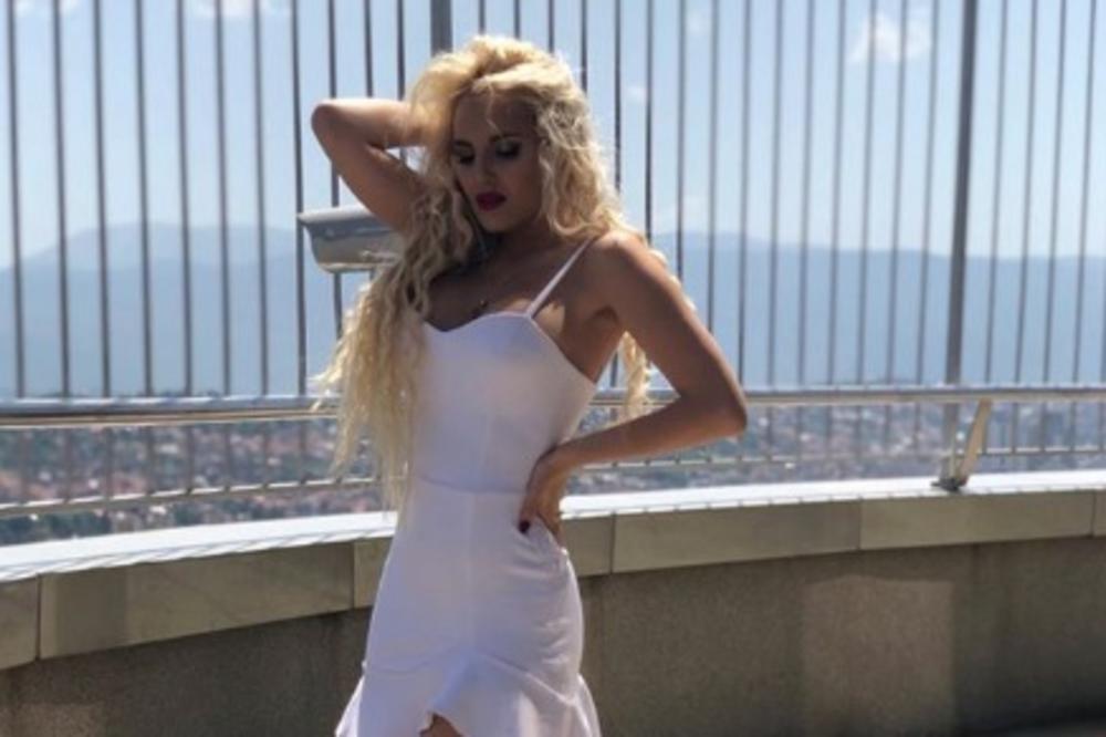 NAŠA PEVAČICA SPAKOVALA KOFERE I POBEGLA IZ SRBIJE! Onda se skinula i svima pokazala gde voli da se UMAČE! (FOTO)