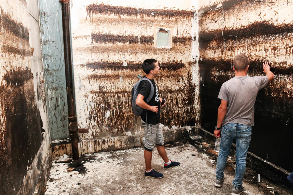 U OVOJ SOBI STRELJANI SU SREBRENIČKI CIVILI: Zidovi su isprskani KRVLJU, unutra svi žele da uđu (VIDEO)