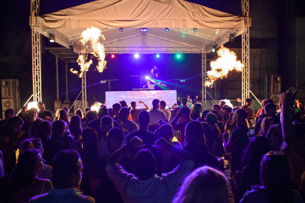 U SVILAJINCU ODRŽAN PRVI MUZIČKI FESTIVAL: Poznati di- džejevi zabavljali su više od 1.200 posetioca!