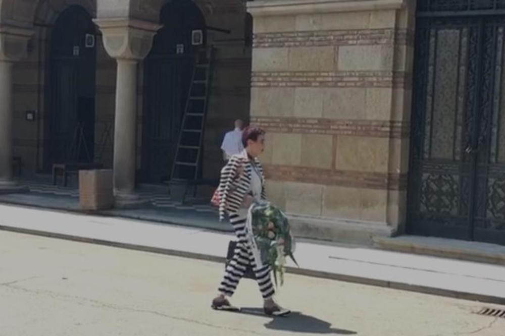 EMOTIVNI RASTANAK RUŠKE JAKIĆ OD DANKE: na groblje je došla u sakou KOJI NOSI POTRESNU PRIČU