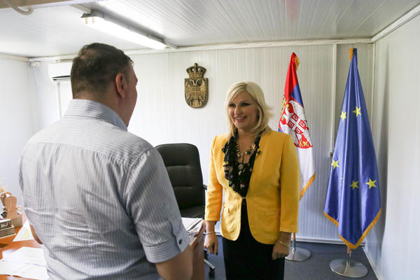 MINISTRI DA NE SEDE SAMO U VLADI! Proveli smo DAN sa Zoranom Mihajlović na gradilištu i bilo je PAKLENO (VIDEO)