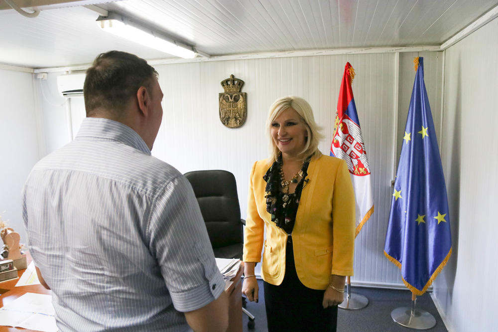 MINISTRI DA NE SEDE SAMO U VLADI! Proveli smo DAN sa Zoranom Mihajlović na gradilištu i bilo je PAKLENO (VIDEO)