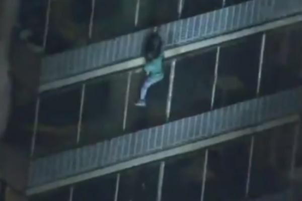 SNIMLJEN SPAJDERMEN, ALI STVARNO! Neverovatno je šta radi ovaj čovek! (VIDEO)