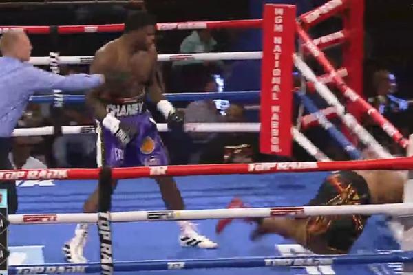TOLIKO GA JE ISPREBIJAO, DA JE ISPAO IZ RINGA: Jedna od najluđih scena ikada u boksu!