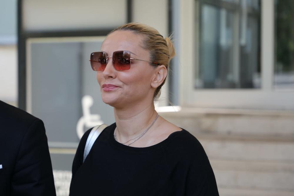 ŽELI DA JOJ SE OVAJ MUŠKARAC MAKNE IZ VIDOKRUGA: Zanosna plavuša ne može da ga GLEDA, a ni da ga SLUŠA, BRUTALNO