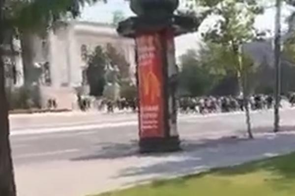 GOMILA LJUDI UPADA U SKUPŠTINU SRBIJE: Izašli smo napolje da vidimo o čemu se radi i IZNENADILI SE! (VIDEO)