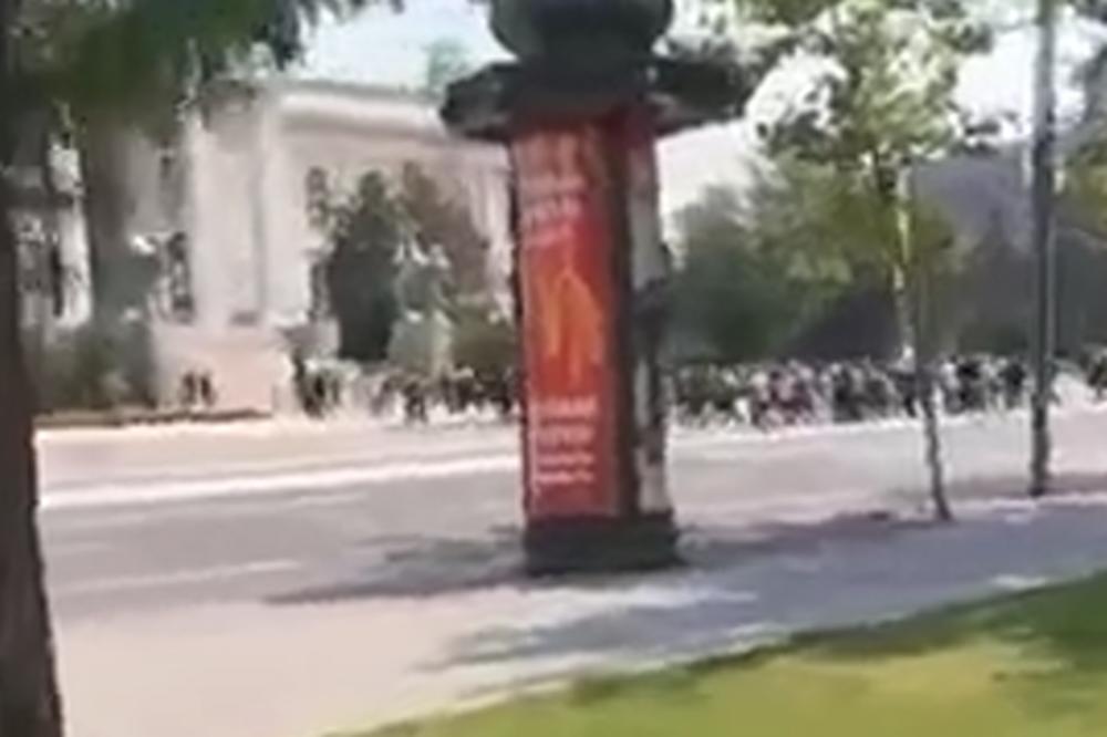 GOMILA LJUDI UPADA U SKUPŠTINU SRBIJE: Izašli smo napolje da vidimo o čemu se radi i IZNENADILI SE! (VIDEO)