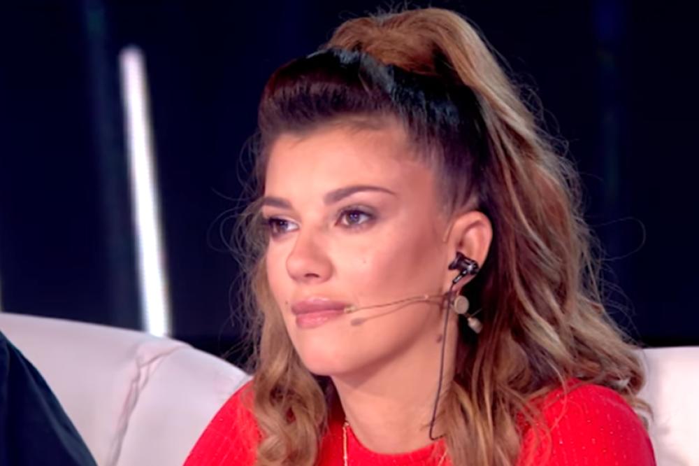 KIJA KOCKAR MLATILA GRUDIMA PRED MALOLETNICIMA! Uvijala se kao STRIPTIZETA, otkopčala sako pa se dirala pred decom