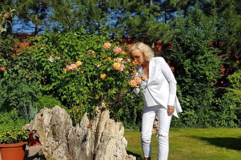 KAKO JE LEPO BITI LEPA BRENA: Pevačica NAZDRAVLJA na Azurnoj obali uz ŠAMPANJAC, pogled vredan MILIONE