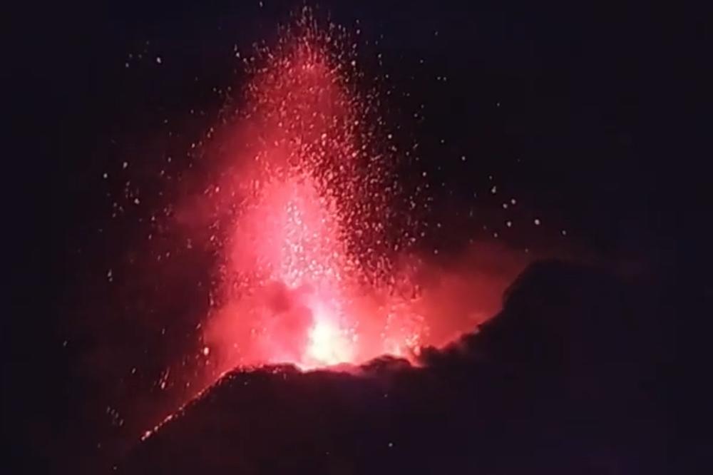 DRAMA NA SICILIJI: Vulkan Etna eruptirao! Izbacivao lavu i pepeo! Prekinuti avionski letovi!