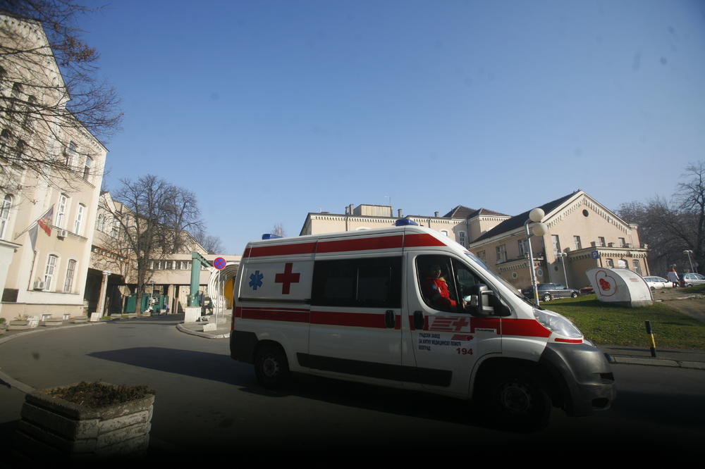 Evo kakvo je stanje izbodene braće na Karaburmi! Jedan primljen u CRVENU ZONU, krvavi uleteli u URGENTNI CENTAR