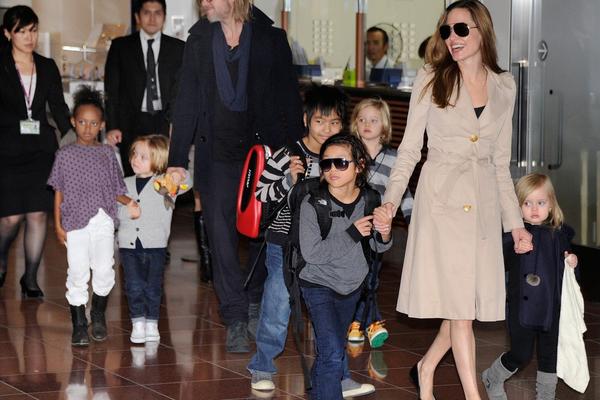 GLUMICA OTIŠLA DA ŠOPINGUJE, A ONI JE OPKOLILI! Jezive scene, nastao potpuni HAOS!