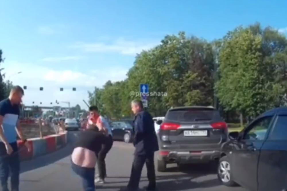 LUDI RUSI SE POTUKLI NA AUTOPUTU! Ceo svet gleda ovaj snimak i NE VERUJE! (VIDEO)