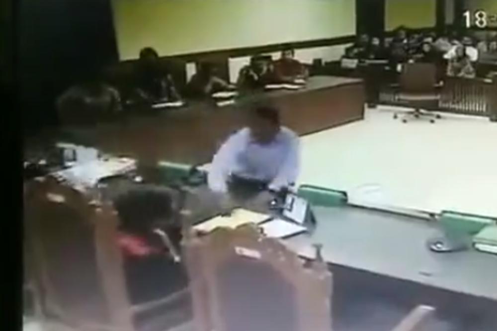 ADVOKAT DOŽIVEO NERVNI SLOM U SUDNICI: Skinuo kaiš pa krenuo da UDARA PO SUDIJAMA! (VIDEO)