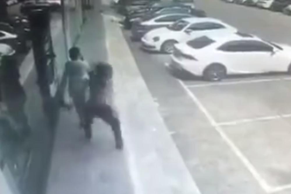 NASILNIK IZ ČISTA MIRA NOKAUTIRAO ŽENU NA ULICI: Zateturala se u stranu a onda pala u nesvest! (VIDEO)