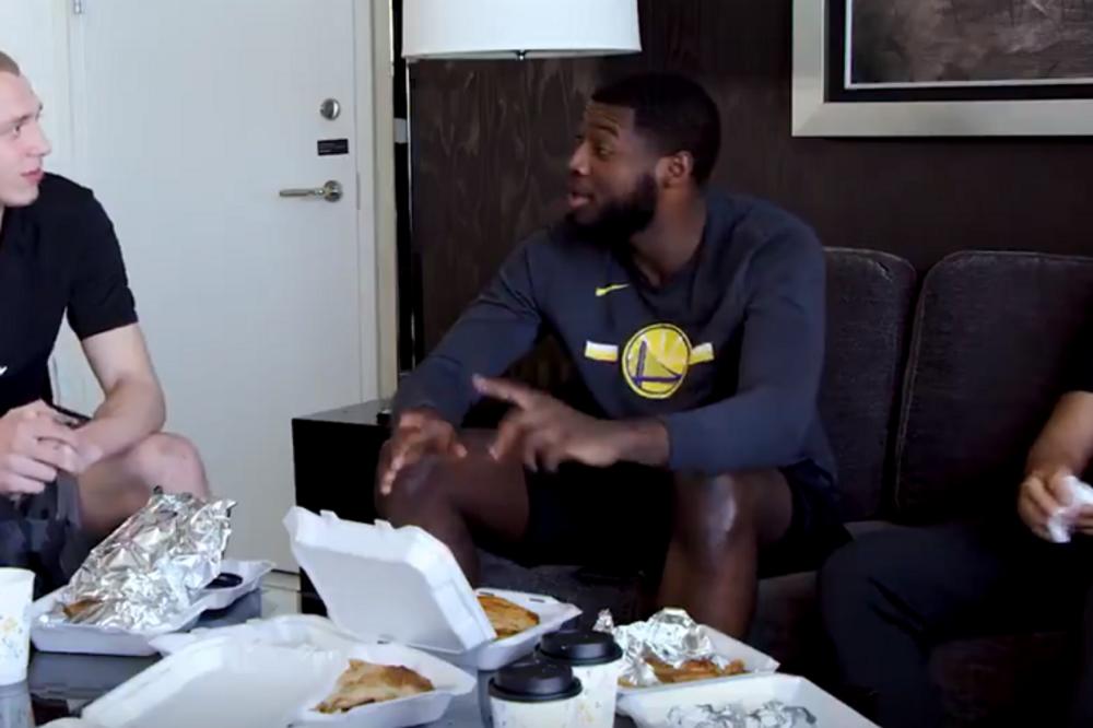 SMAILAGIĆ ČASTIO SAIGRAČE SRPSKOM HRANOM: Košarkaši Golden Stejta jeli burek i ćevape, pa su probali i jogurt!