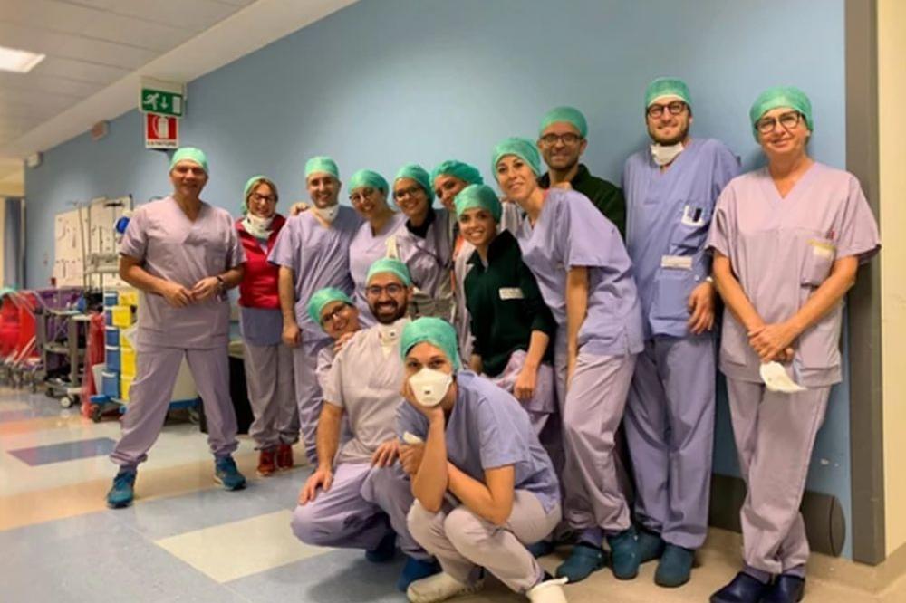 KADA SLEDEĆI PUT BUDETE APLAUDIRALI LEKARIMA I SESTRAMA SETITE SE I NJIH: Ovi ljudi su isto na prvoj liniji!