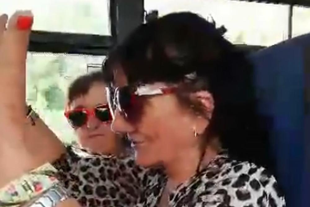 NEMA NIKO JAČI OD NJIH DVE U BUSU: Na Fejsbuku svi obožavaju ovaj snimak! Ono što su ove dame uradile je hit hitova