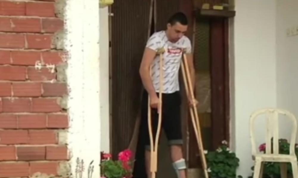 Miloš hoda pomoću štaka  