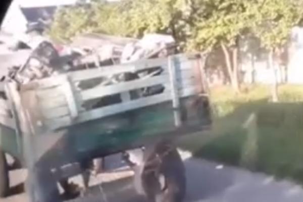 MONSTRUME, POSTOJI LI U TEBI ZRNO LJUDSKOSTI?! Obesio psa o prikolicu i vozio ga okolo! A dvojica nemo gledaju sve!