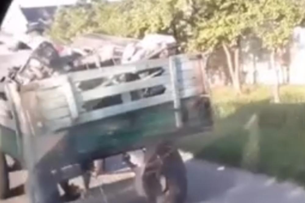 MONSTRUME, POSTOJI LI U TEBI ZRNO LJUDSKOSTI?! Obesio psa o prikolicu i vozio ga okolo! A dvojica nemo gledaju sve!