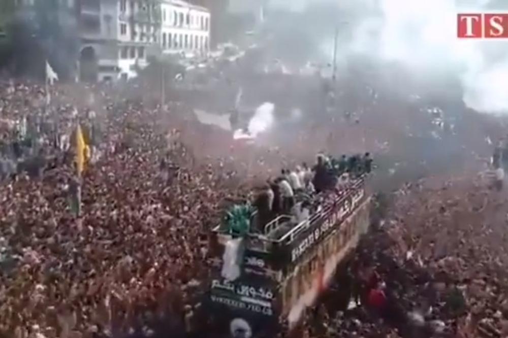 FUDBAL JE VIŠE OD RELIGIJE, ON IM JE VAŽNIJI OD ŽIVOTA: Doček kakav se retko viđa, Alžir se poklonio šampionima!