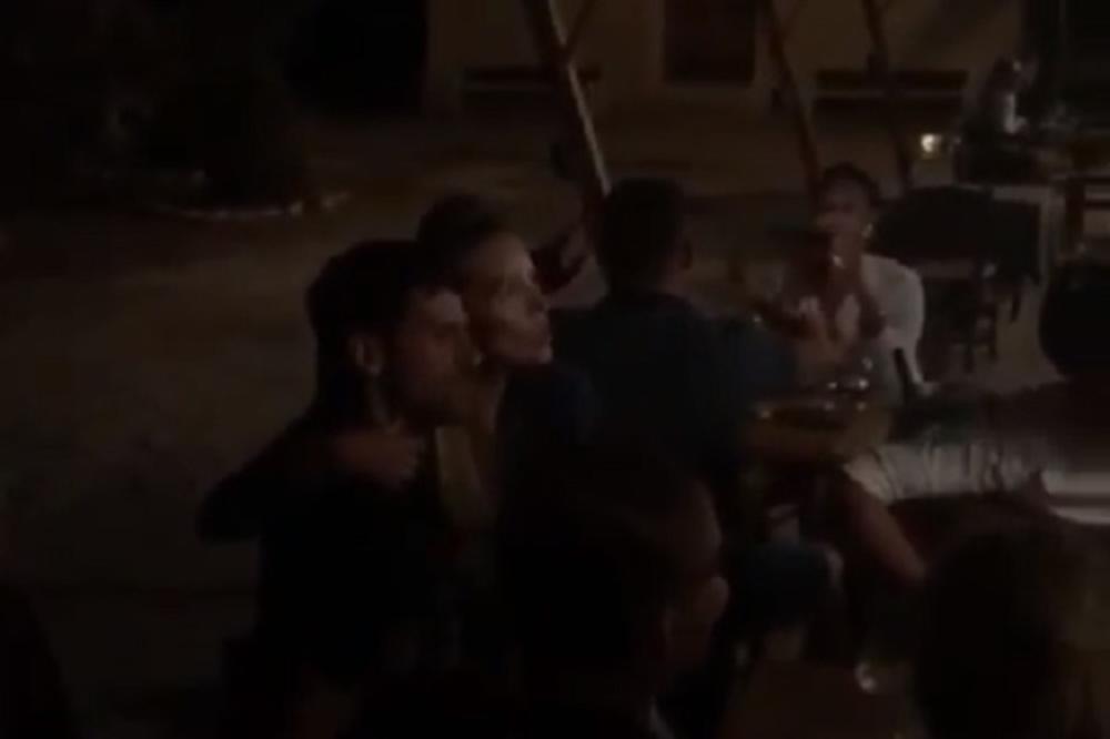 NOLE SE BAŠ OPUSTIO U KOMŠILUKU: Đoković sa suprugom u transu pevao hrvatske narodne pesme!